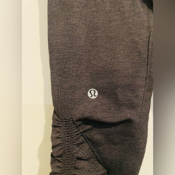 Lululemon Leggings Capri Ruched Scrunch Black Flow Crop Women’s Size 2 - Picture 2 of 4